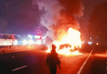 ¡Fuego en la carretera! Auto volcado arde rumbo a Teapa.