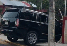 ¡Destruye camioneta barda escolar en Frontera!