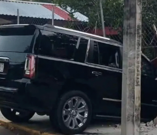 ¡Destruye camioneta barda escolar en Frontera!