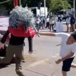 ¡Protesta extrema! Apalean piñata de gobernadora interina.