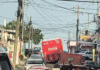 Camión cae en profundo socavón en Tamulté.