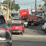 Camión cae en profundo socavón en Tamulté.