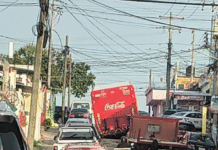 Camión cae en profundo socavón en Tamulté.