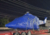 Sorprende tráiler transportando helicóptero por carretera.
