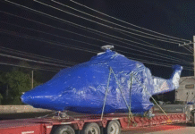 Sorprende tráiler transportando helicóptero por carretera.