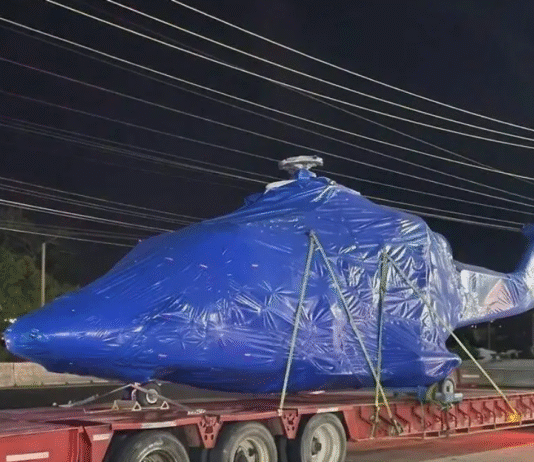 Sorprende tráiler transportando helicóptero por carretera.