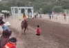¡Pánico en la pista! Menor se salva de ser arrollado.