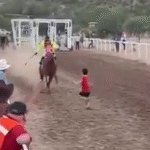 ¡Pánico en la pista! Menor se salva de ser arrollado.