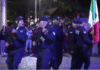 ¡Marcha errática! Policías caminan hacia todos lados.