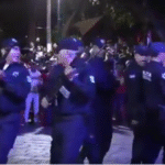 ¡Marcha errática! Policías caminan hacia todos lados.