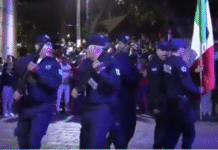 ¡Marcha errática! Policías caminan hacia todos lados.