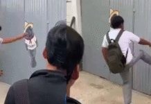 Estudiantes patean portón de plantel del Cobatab en Cárdenas.