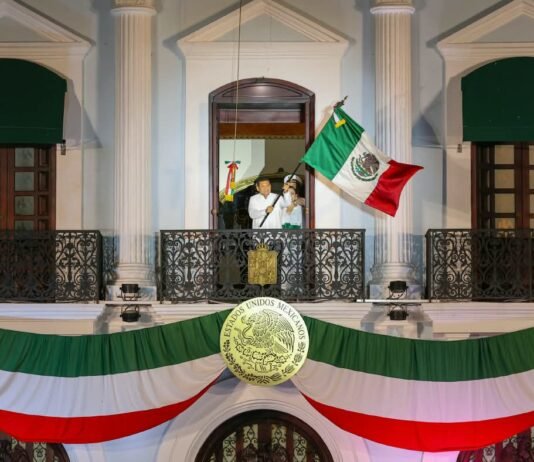 ¡Arde la Plaza de Armas! Javier May encabeza Grito patriótico.