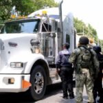 Aseguran 18 mil litros de combustible y detienen a seis implicados.