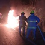 ¡Auto arde en llamas sobre la Frontera-Villahermosa!
