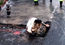 ¡Se lo traga la tierra! Socavón devora auto.