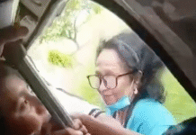 Mujer colgada de combi en marcha desata investigación en SEMOVI.