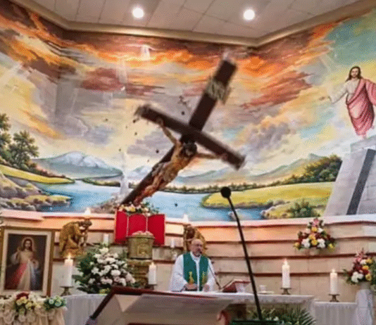 ¡Cruz cae y mata a sacerdote en plena misa!