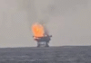 ¡Feroz incendio en plataforma de Pemex!
