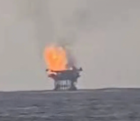 ¡Feroz incendio en plataforma de Pemex!