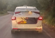 Pasajero viaja en la cajuela de taxi.