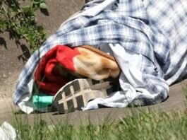 Hallan cuerpo envuelto con sábana en Macultepec.